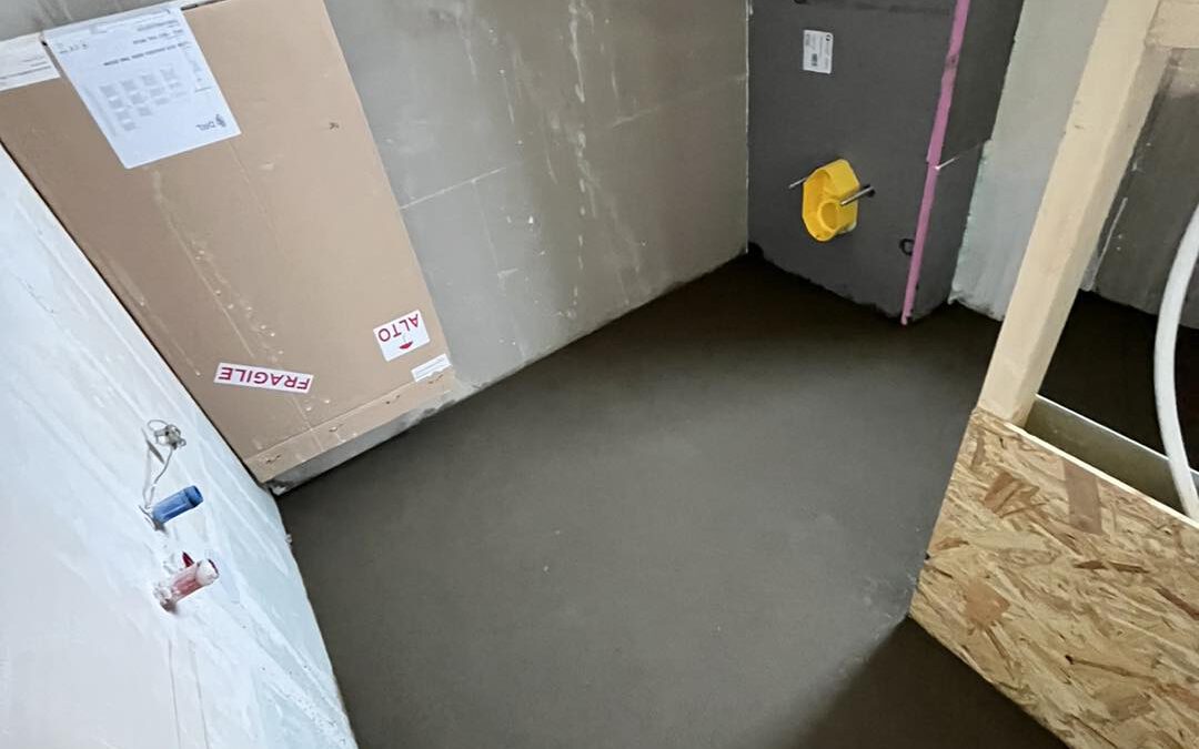 MB Loodgieters een zandcement dekvloer aanlegde in een badkamer