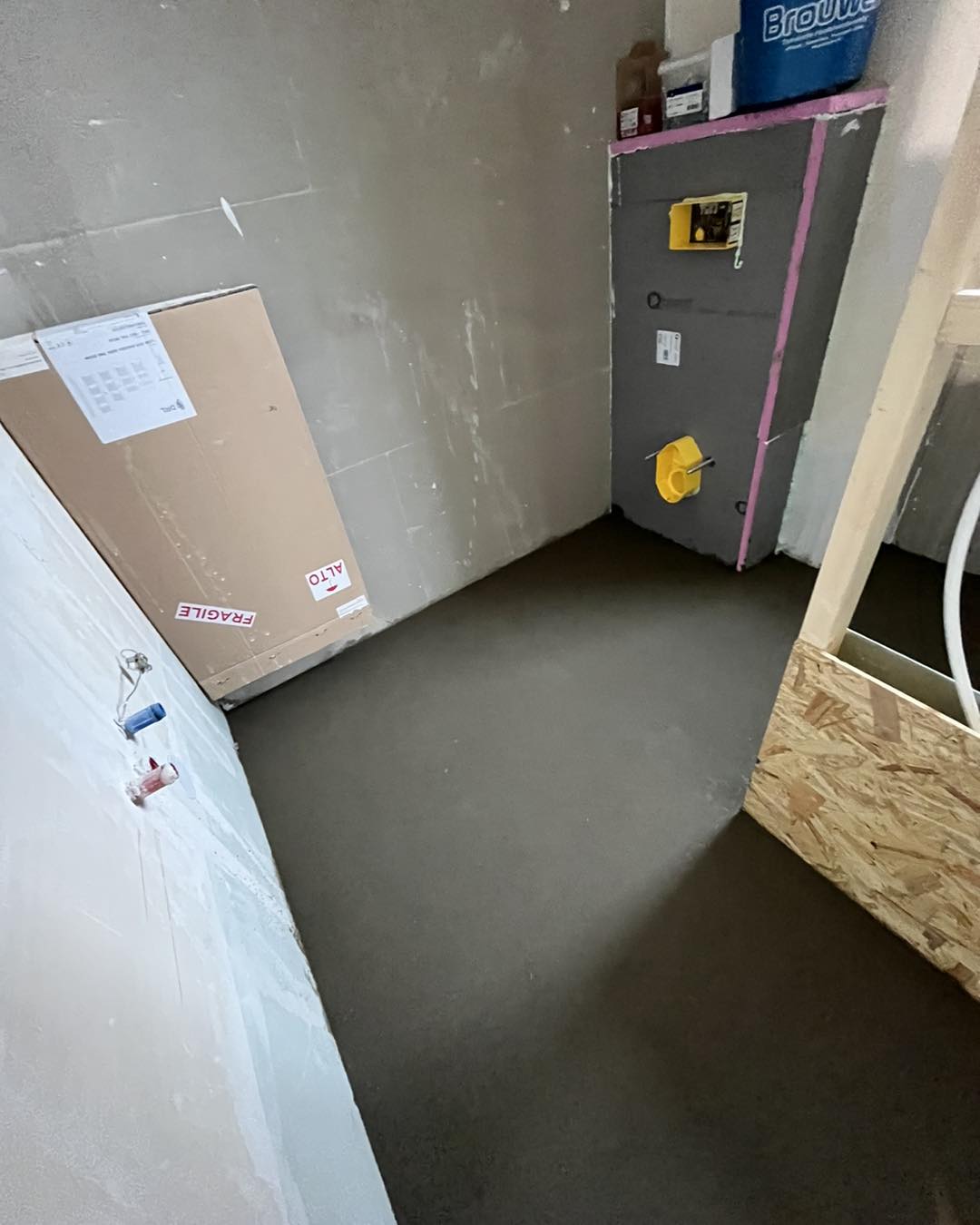 MB Loodgieters een zandcement dekvloer aanlegde in een badkamer